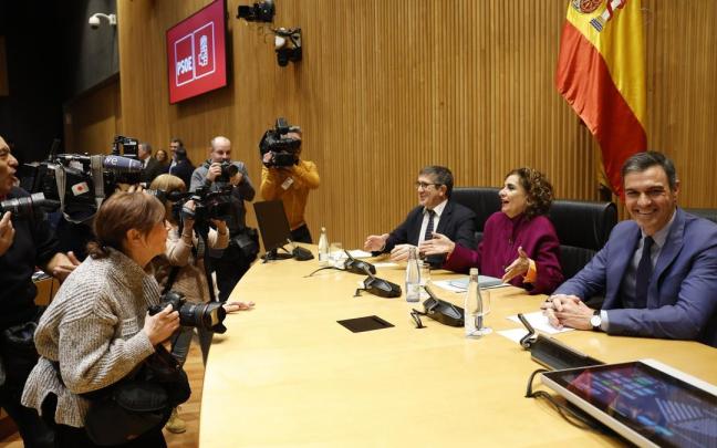 Pedro Sánchez, en la reunión en el Congreso con diputados y senadores socialistas.