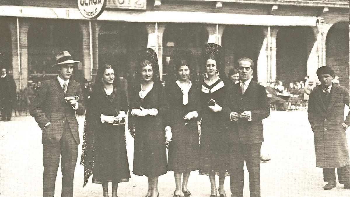 &ldquo;Manolas&rdquo; delante del caf&eacute; Kutz, 1932 | FOTO: GALLE. DE ARAZURI, J.J. &ldquo;PAMPLONA, CALLES Y BARRIOS&rdquo;.