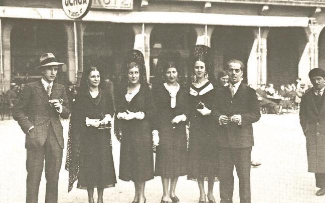 &ldquo;Manolas&rdquo; delante del caf&eacute; Kutz, 1932 | FOTO: GALLE. DE ARAZURI, J.J. &ldquo;PAMPLONA, CALLES Y BARRIOS&rdquo;.