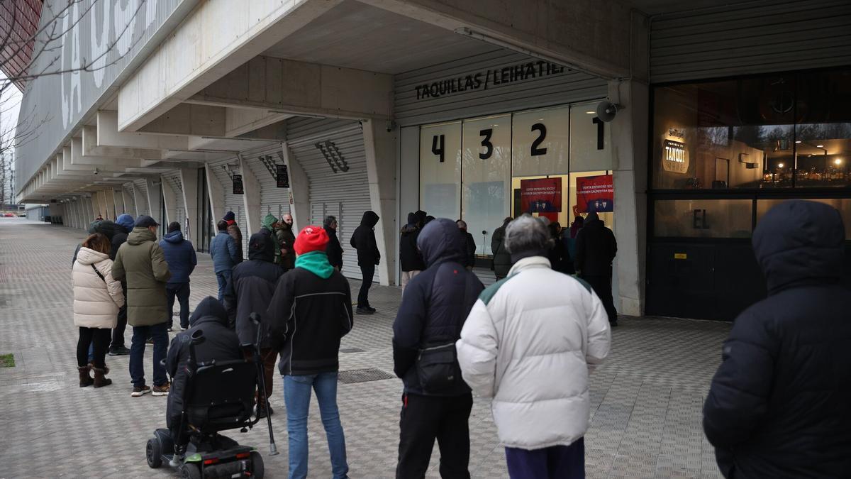 Osasuna-Sevilla: colas de socios para comprar entradas de Copa del Rey