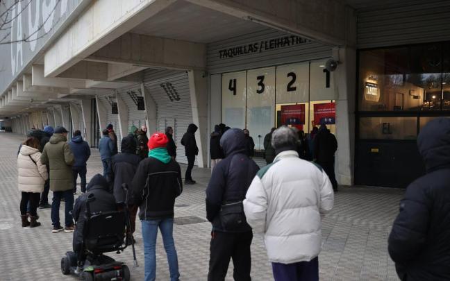 Osasuna-Sevilla: colas de socios para comprar entradas de Copa del Rey Osasuna-Sevilla: colas de socios para comprar entradas de Copa del Rey