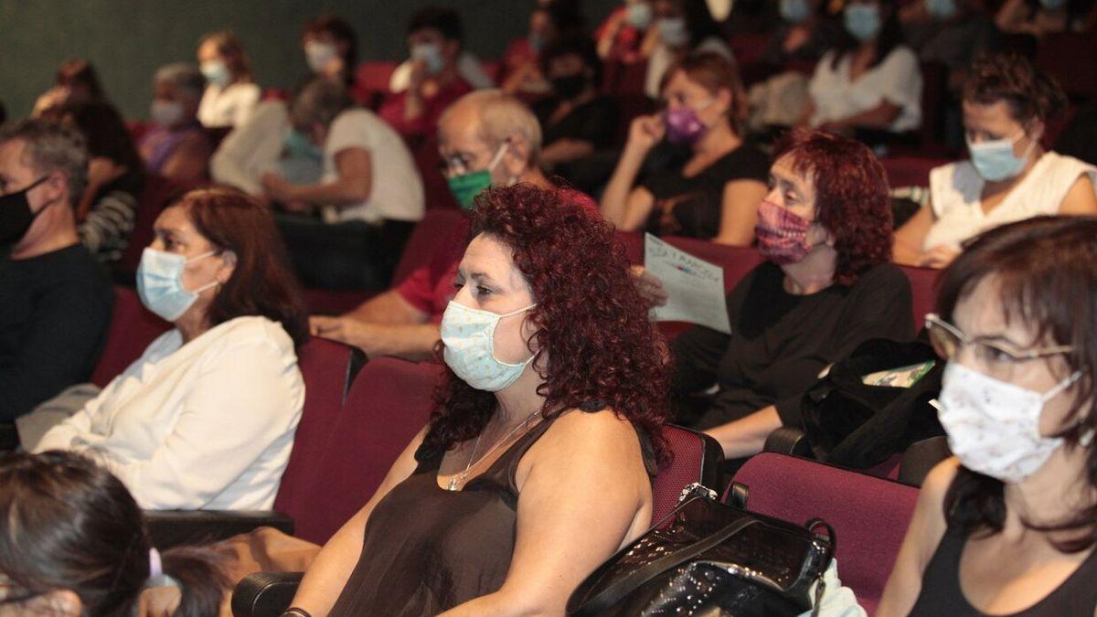 Asistentes a una representación teatral de la Escuela de Empoderamiento Feminista de Vitoria