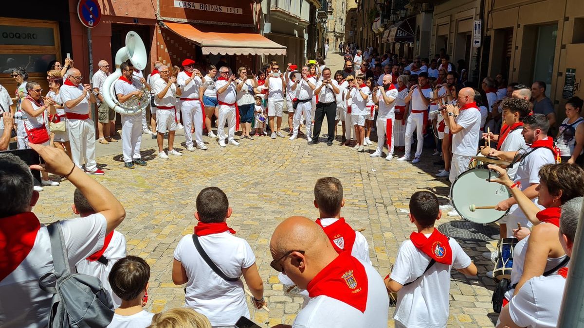 Alarde de gaiteros y gaiteras en las fiestas de Tudela