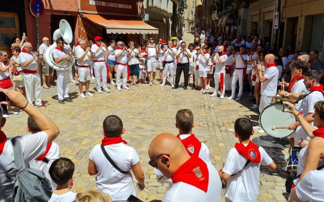 Alarde de gaiteros y gaiteras en las fiestas de Tudela