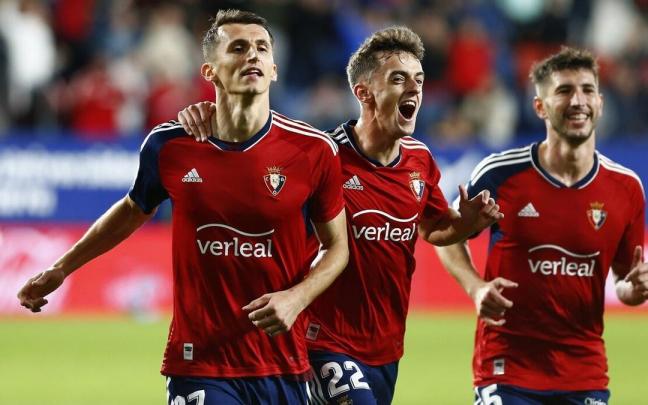 Budimir corre a celebrar su gol acompañado por Oroz.