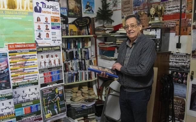 Xabier Unanuek 42.000 bertso utzi ditu Zestoako udal liburutegiaren esku. Xabier Unanuek 42.000 bertso utzi ditu Zestoako udal liburutegiaren esku.