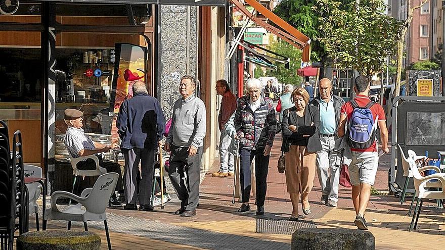 Numerosos vecinos pasean por las calles de Judimendi. | FOTO: ALEX LARRETXI 