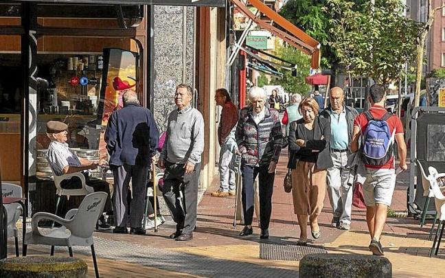 Numerosos vecinos pasean por las calles de Judimendi. | FOTO: ALEX LARRETXI 