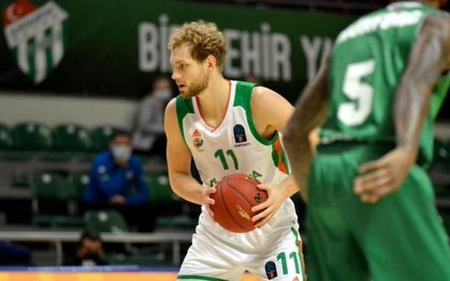 Blazic controla un balón durante su etapa en el Cedevita Olimpija