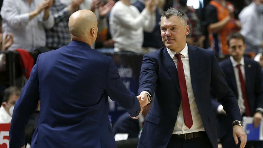 Jasikevicius saluda a Peñarroya en el choque disputado en el Palau