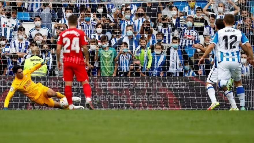 Bono detiene en Anoeta el penalti lanzado por Oyarzabal, en septiembre de 2021.
