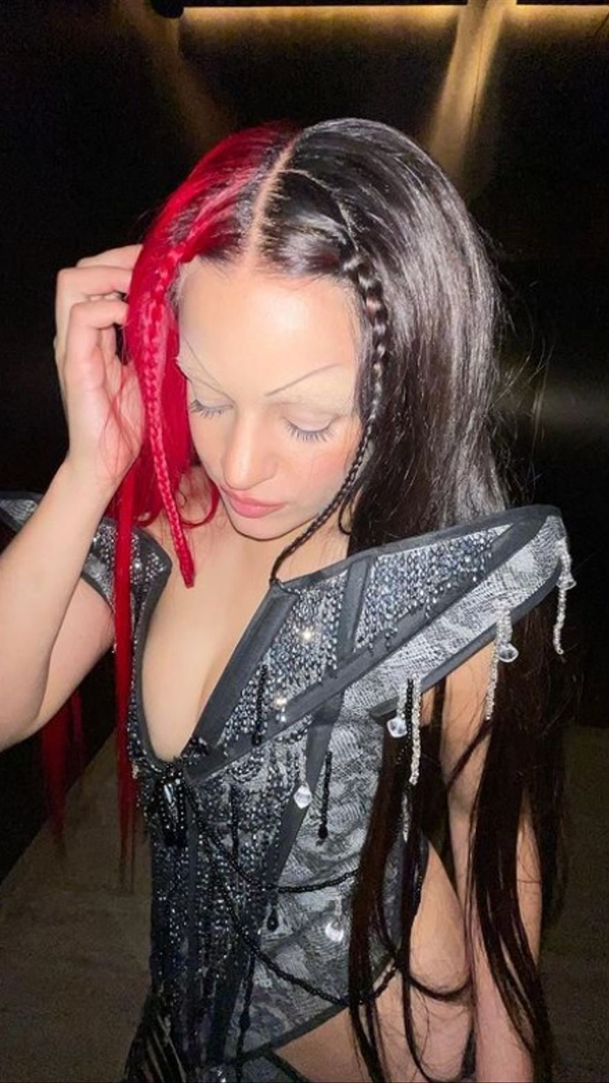 La cantante llevaba el pelo bicolor, negro y rojo, y las cejas pintadas.