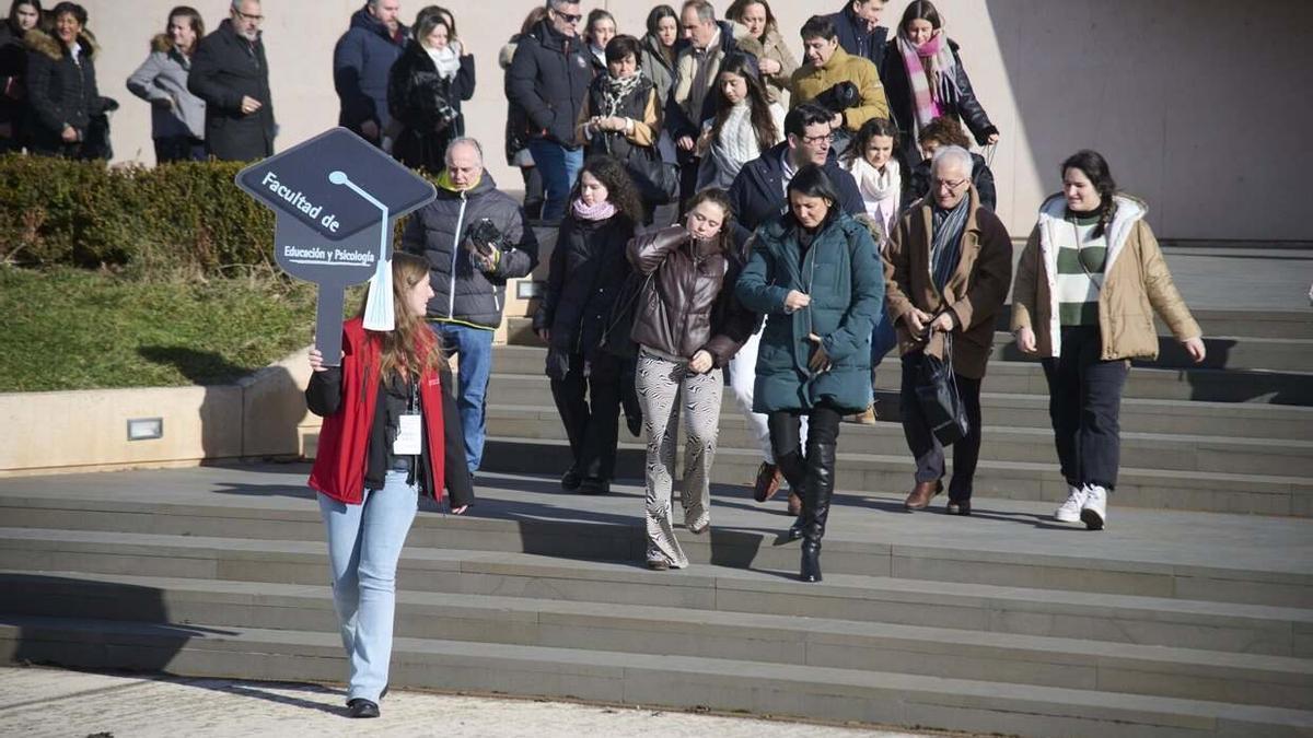 Estudiantes y familias, en el 'Open Day' que organizó este sábado la Universidad de Navarra.