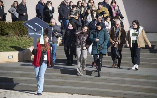 Estudiantes y familias, en el 'Open Day' que organiz&oacute; este s&aacute;bado la Universidad de Navarra.