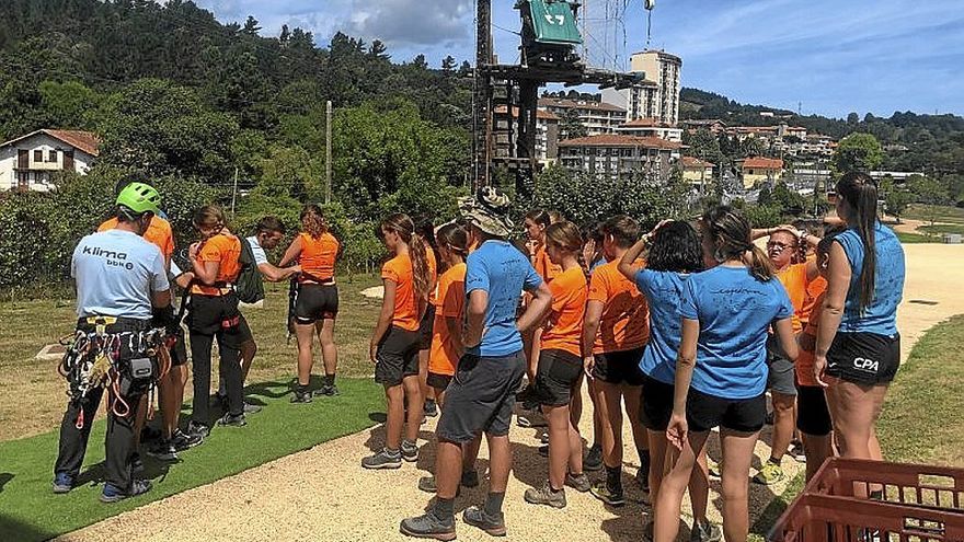 EuskarAbenturakoak, tirolinan igo baino lehenago.