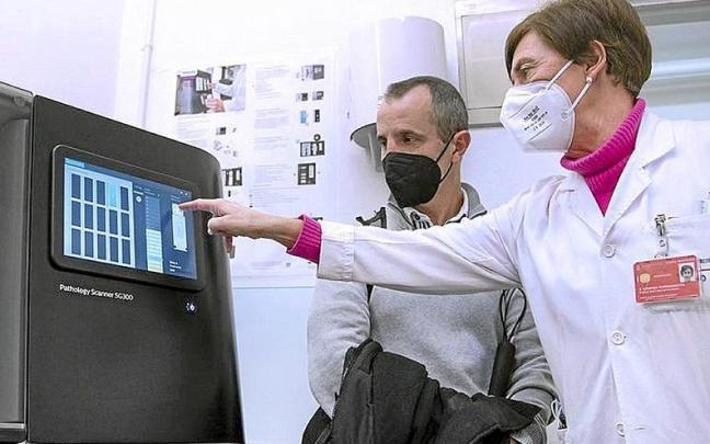 Dos facultativos de Anatomía Patológica, con el nuevo sistema. Dos facultativos de Anatomía Patológica, con el nuevo sistema.