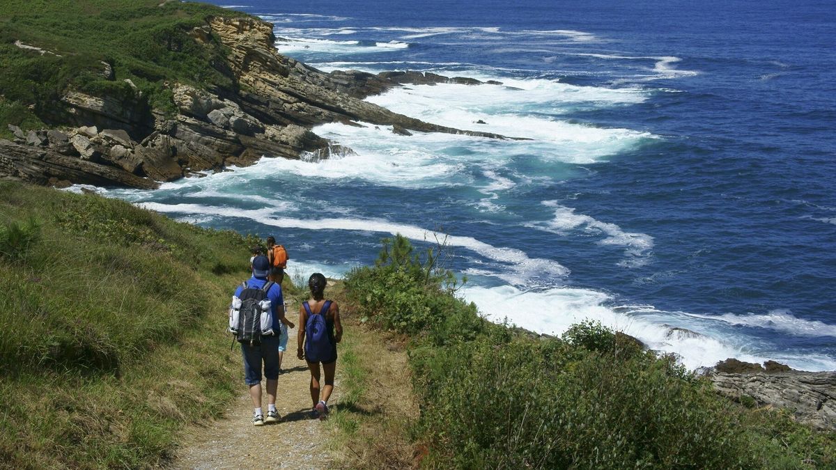 El sendero de la costa discurre al borde de los acantilados.