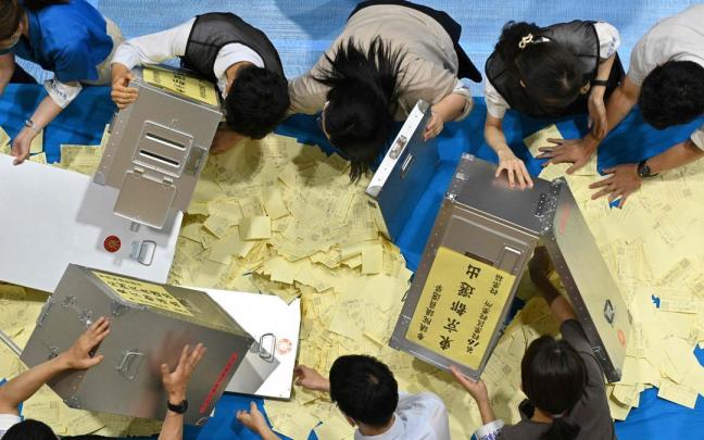 Recuento de papeletas en Japón.
