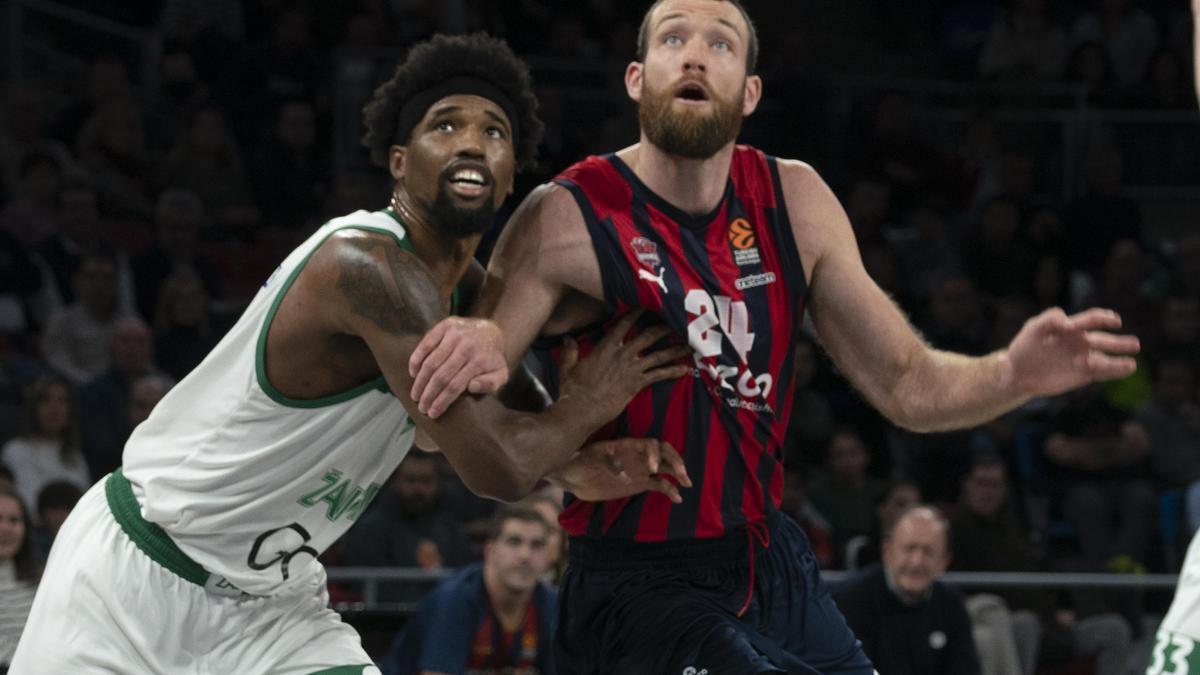 Costello pelea por un rebote con Hayes, durante el partido de ayer entre el Cazoo Baskonia y el Zalgiris Kaunas.