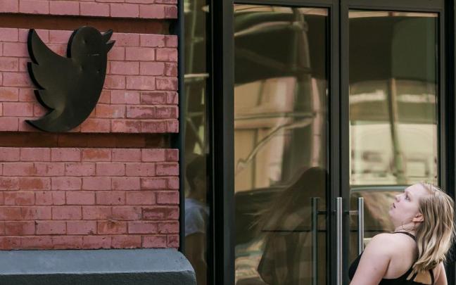 Una mujer ante la oficina de Twitter en Nueva York, una de las más afectadas por los despidos.