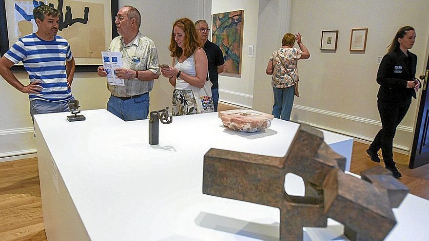 Visitantes en una de las salas que acoge un “cara a cara” entre los artistas de la colección del museo, una exposición con la que reabre su edificio antiguo . | FOTOS: JOSÉ MARI MARTÍNEZ