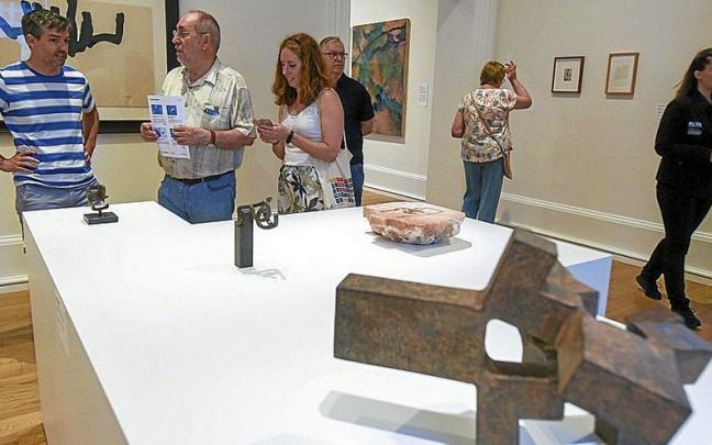 Visitantes en una de las salas que acoge un “cara a cara” entre los artistas de la colección del museo, una exposición con la que reabre su edificio antiguo . | FOTOS: JOSÉ MARI MARTÍNEZ Visitantes en una de las salas que acoge un “cara a cara” entre los artistas de la colección del museo, una exposición con la que reabre su edificio antiguo . | FOTOS: JOSÉ MARI MARTÍNEZ