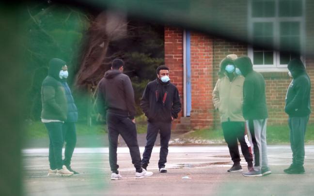 Un grupo de menores solicitantes de asilo es acogido en las instalaciones de Napier Barracks, Folkestone.