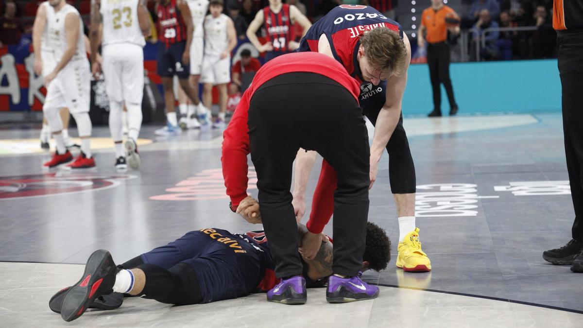 Howard se deule en el suelo durante el duelo de ACB en el Buesa contra UCAM Murcia