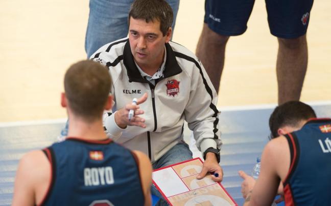 Hoyo da instrucciones en un tiempo muerto.