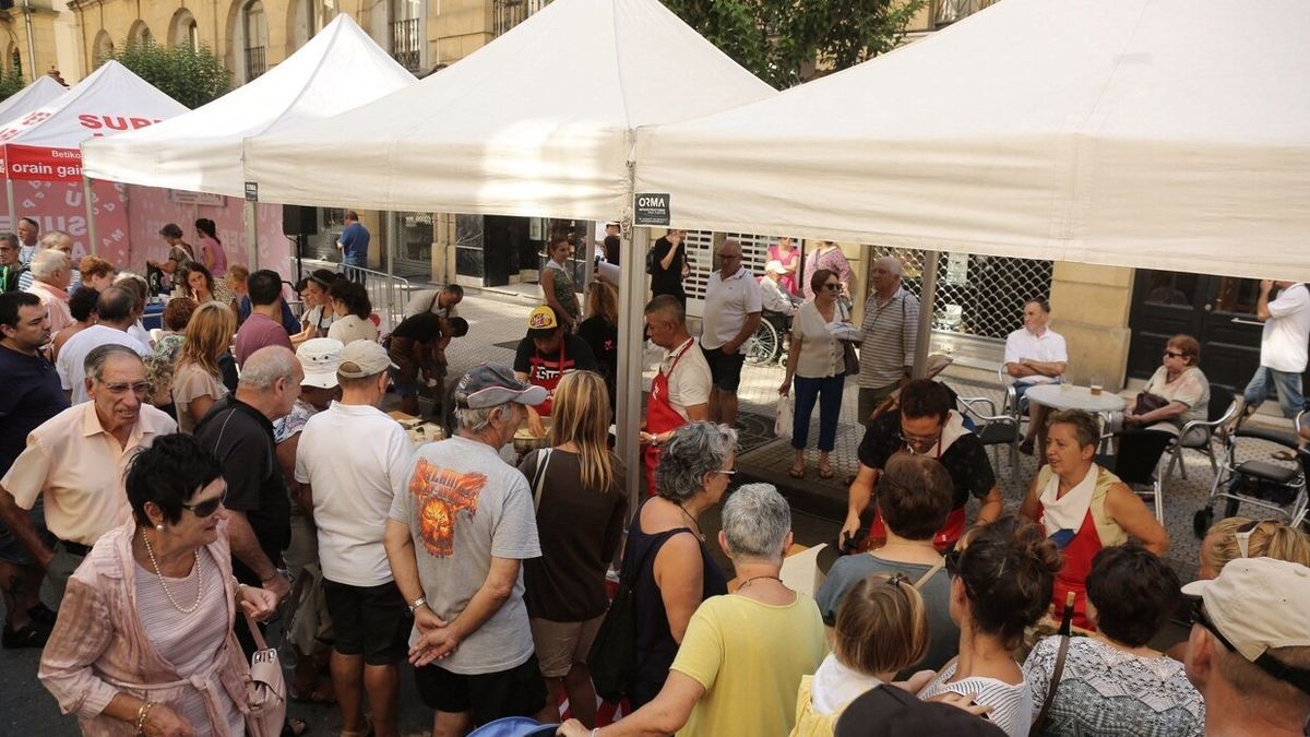 Hoy tendrá lugar una nueva edición del concurso de merluza en salsa verde en la Aste Nagusia de Donostia.