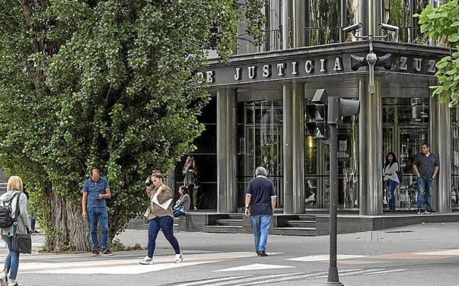 Gasteizko Justizia Jauregiaren irudia. Gasteizko Justizia Jauregiaren irudia.