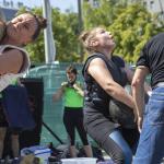 Imagen de archivo de dos mujeres practicando herri kirolak.