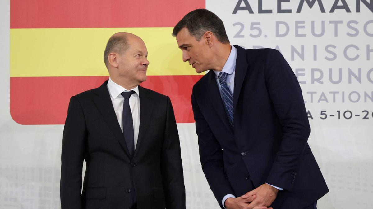 El presidente del Gobierno, Pedro Sánchez, acompañado por el canciller alemán, Olaf Scholz, en la cumbra bilateral celebrada ayer por la tarde en A Coruña.