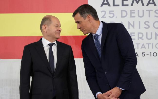 El presidente del Gobierno, Pedro S&aacute;nchez, acompa&ntilde;ado por el canciller alem&aacute;n, Olaf Scholz, en la cumbra bilateral celebrada ayer por la tarde en A Coru&ntilde;a.
