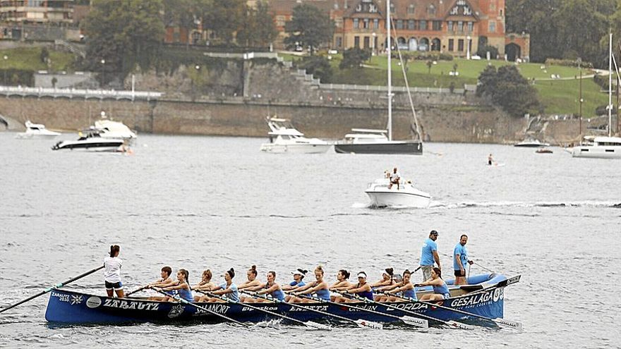 La trainera femenina de Zarautz, durante el entrenamiento que llevó a cabo ayer en aguas de La Concha.