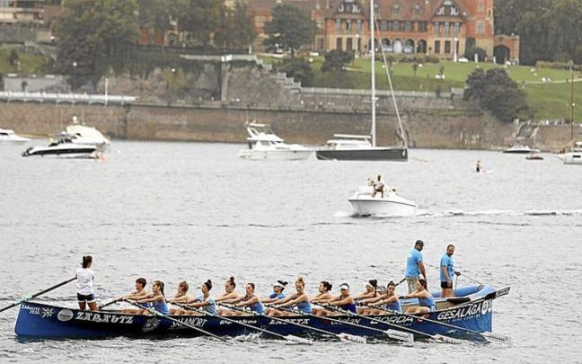 La trainera femenina de Zarautz, durante el entrenamiento que llevó a cabo ayer en aguas de La Concha.
