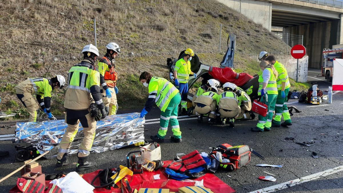 Los servicios sanitarios atendiendo a las víctimas del último accidente mortal ocurrido en Álava el pasado lunes