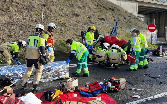 Los servicios sanitarios atendiendo a las víctimas del último accidente mortal ocurrido en Álava el pasado lunes