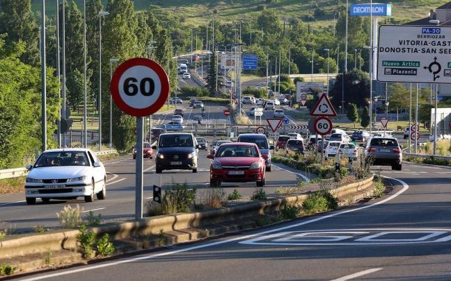 Vehículos circulan por la PA-30 a la altura de Artica.