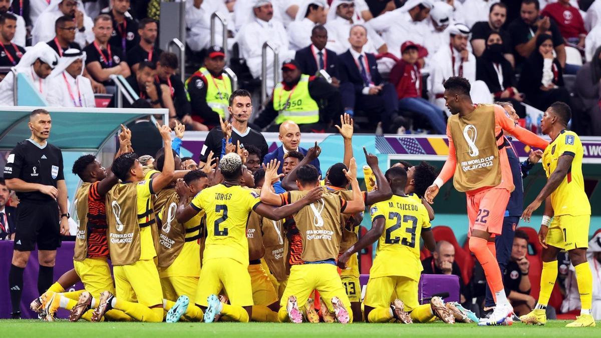 Los jugadores de Ecuador celebran el segundo gol, obra de Enner Valencia.