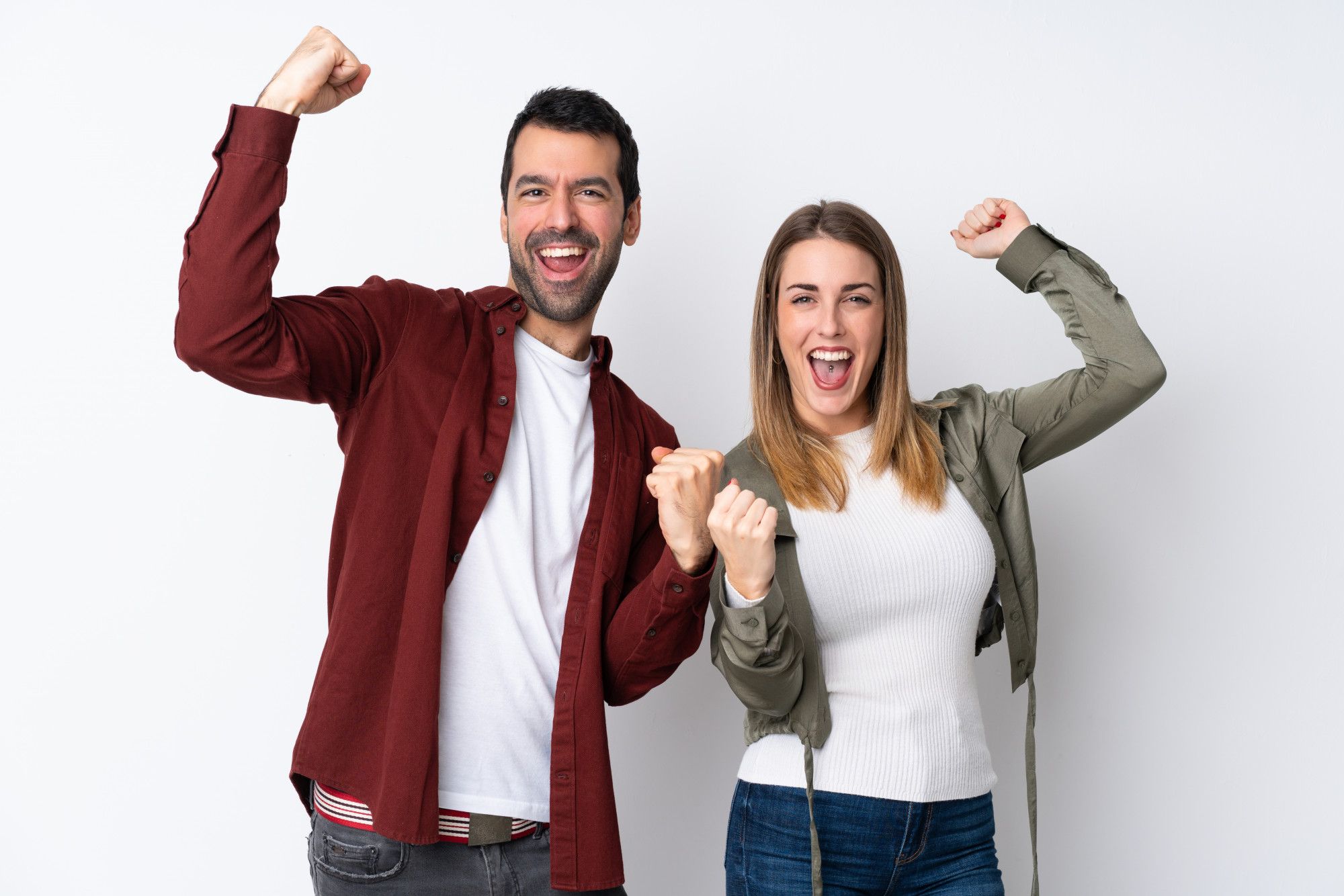 Un hombre y una mujer, alegres y con mucha energía.