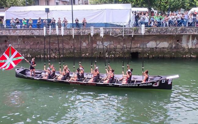 Inge Ugarte, patrona de Hibaika, ondea la bandera Errenteria Hiria.
