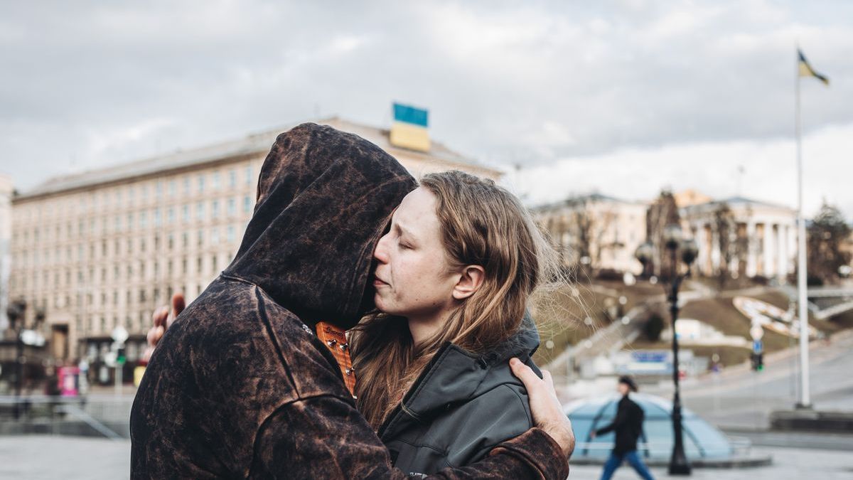 Una pareja se abraza en Kiev al inicio de la guerra.