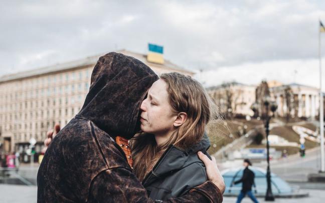 Una pareja se abraza en Kiev al inicio de la guerra.