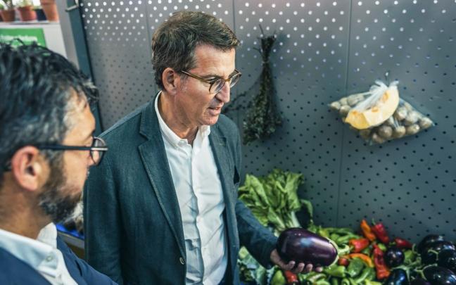 Alberto Nuñez Feijóo realiza un recorrido por locales comerciales y de hostelería de Porto do Son, en A Coruña.