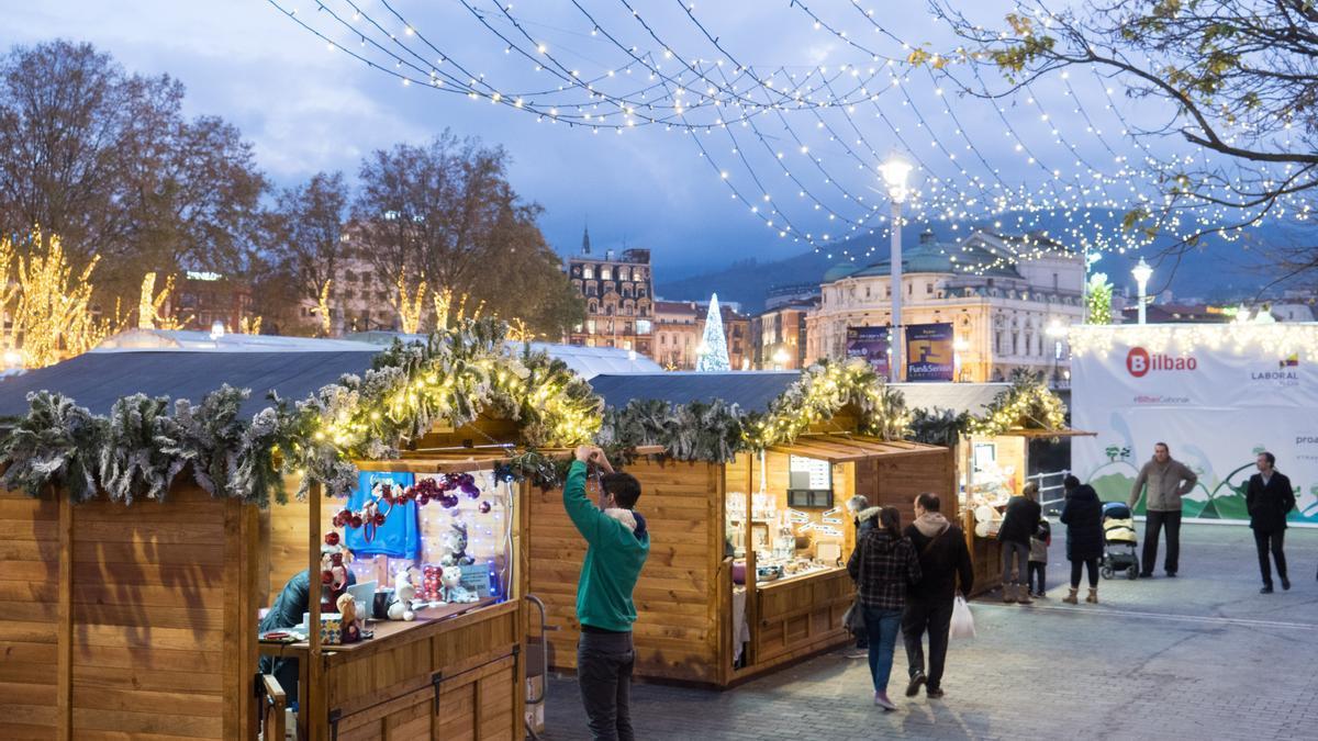 El tradicional Mercado de Navidad de Bilbao está instalado un año más en el Muelle de Ripa