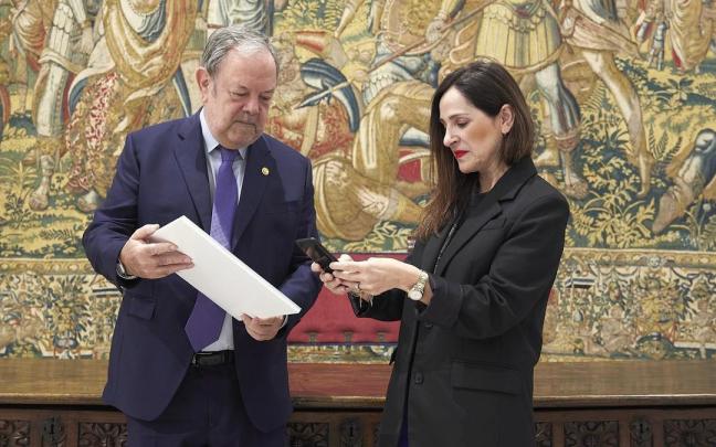 Azpiazu entrega el proyecto de Presupuestos a la presidenta del Parlamento, Bakartxo Tejeria.