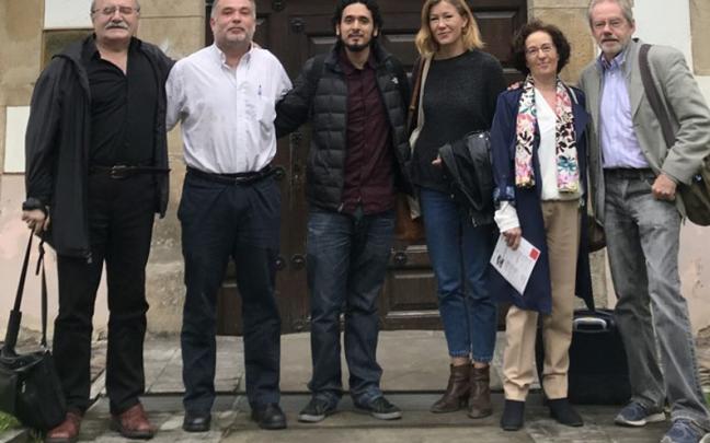 Magdalena Bobowik eta Nekane Basabe kolaboratzaile eta ikerketa-taldeko kide batzuekin.