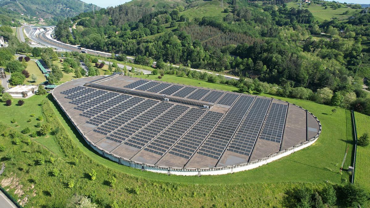 La planta solar de Venta Alta genera 600.000 kw/h al año sobre uno de sus grandes depósitos y ya se proyecta otra instalación gemela.