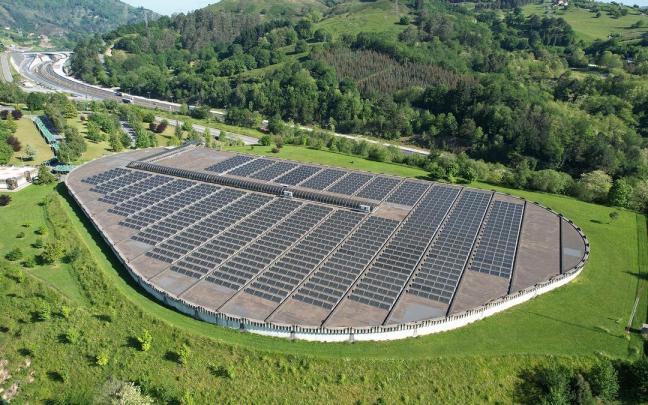 La planta solar de Venta Alta genera 600.000 kw/h al año sobre uno de sus grandes depósitos y ya se proyecta otra instalación gemela.